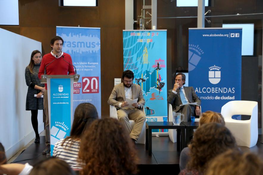 Apertura Evento Anual de Servicio Voluntario Europeo - Imagen de otra de las personas dando una charla al público asistente.