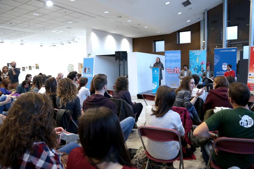 Apertura Evento Anual de Servicio Voluntario Europeo - Imagen de otra de las personas dando una charla al público asistente.