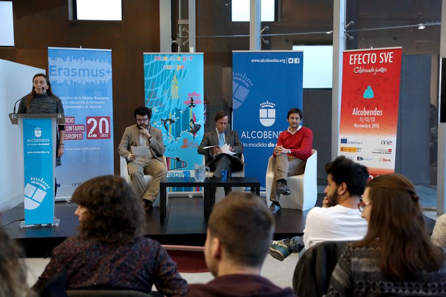 Apertura Evento Anual de Servicio Voluntario Europeo - Imagen de otra de las personas dando una charla al público asistente.
