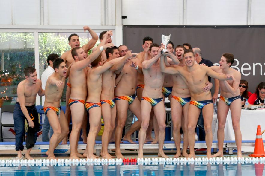 Campeonato de España de 3ª División de Waterpolo - Imagen del equipo de Waterpolo posando con el trofeo en la piscina.