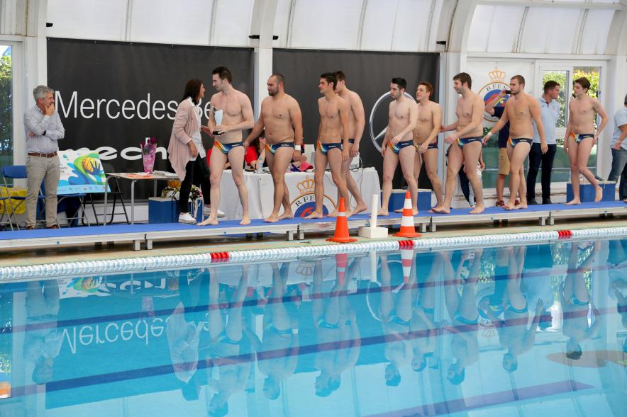 Campeonato de España de 3ª División de Waterpolo - Imagen del equipo de Waterpolo llegando a la piscina.