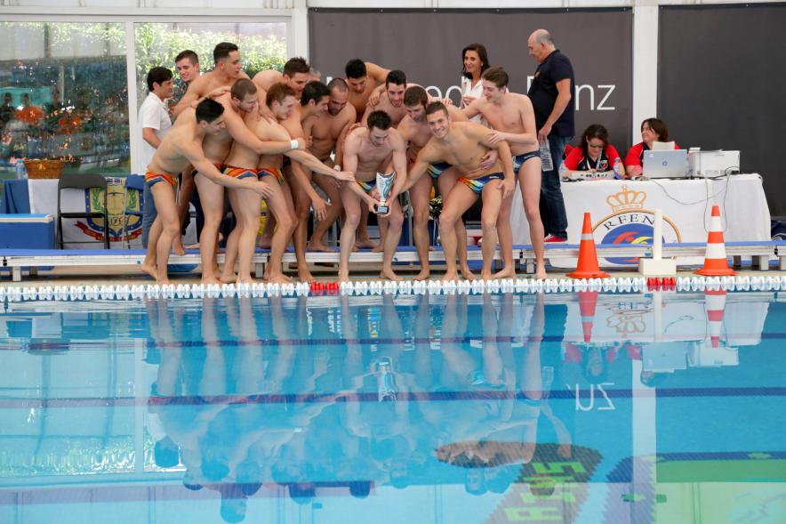 Campeonato de España de 3ª División de Waterpolo - Imagen del equipo de Waterpolo posando con el trofeo en la piscina.