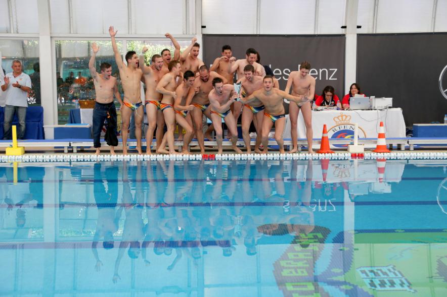 Campeonato de España de 3ª División de Waterpolo - Imagen del equipo de Waterpolo posando en la piscina.