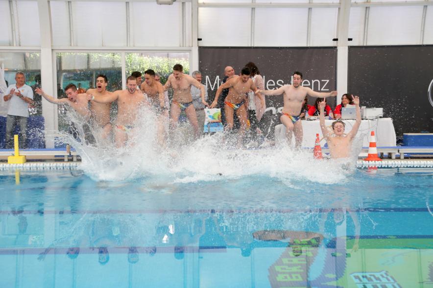 Campeonato de España de 3ª División de Waterpolo -  Imagen del momento en que los jugadores se lanzan al agua.