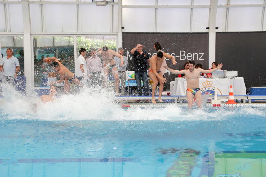 Campeonato de España de 3ª División de Waterpolo -  Imagen del momento en que los jugadores se lanzan al agua.