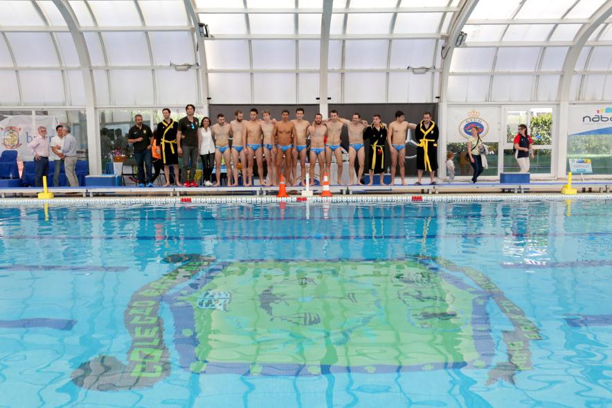 Campeonato de España de 3ª División de Waterpolo - Imagen del equipo de Waterpolo posando en la piscina.