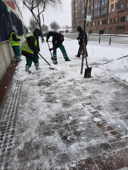 Operarios limpiando la calle