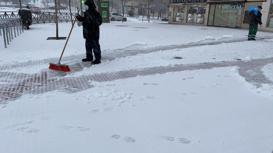 Gente retirando nieve