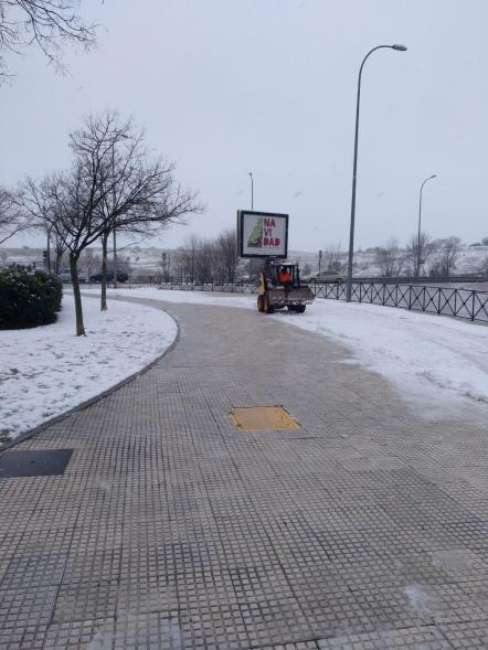 Tractor limpiando las calles de nieve
