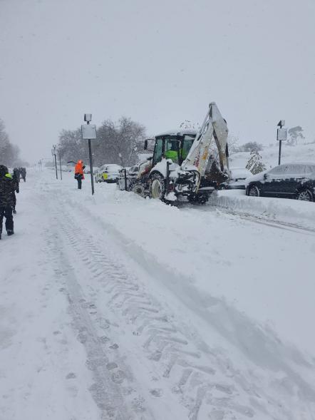 Tractor limpiando las calles de nieve