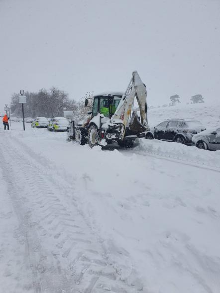 Escabadora quitando nieve
