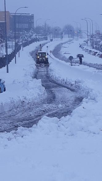 Tractor limpiando las calles de nieve