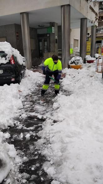 Operarios limpiando la calle