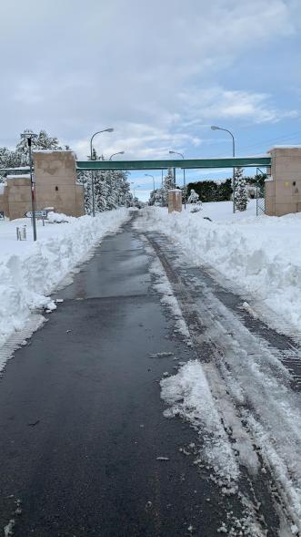 Paso abierto entre la nieve