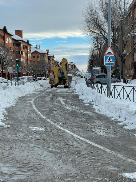 Tractor limpiando las calles de nieve