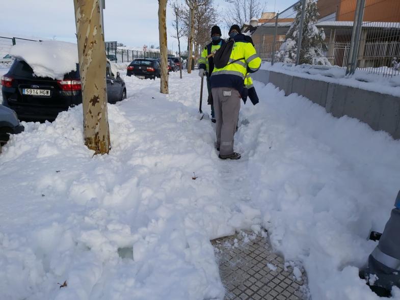 Operarios paleando las calles