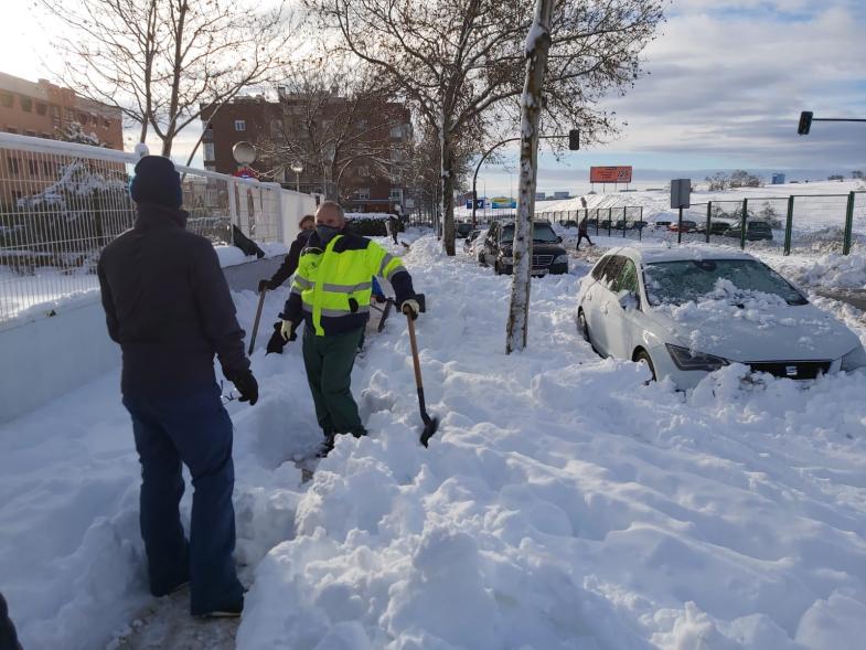 Guardia civil y otros operarios paleando nieve