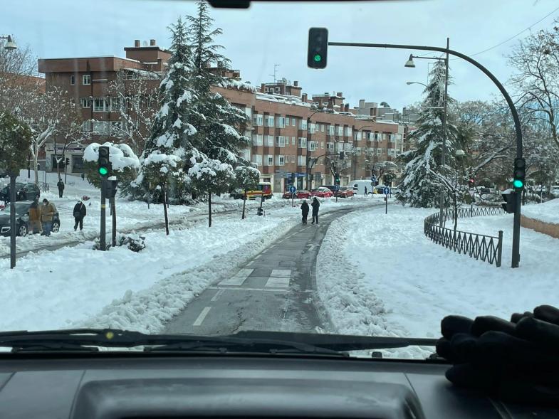 Paso abierto entre la nieve
