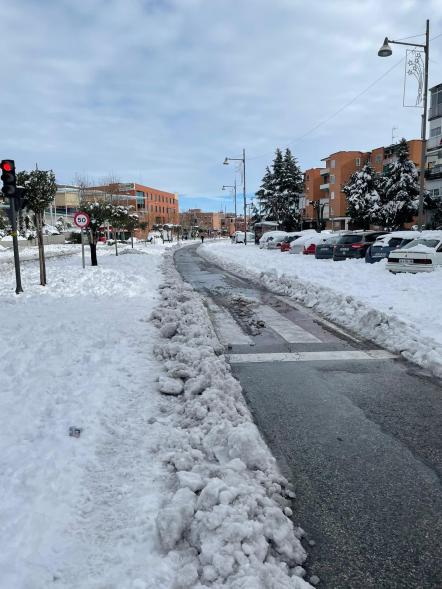 Paso abierto entre la nieve