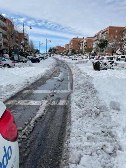 Paso abierto entre la nieve