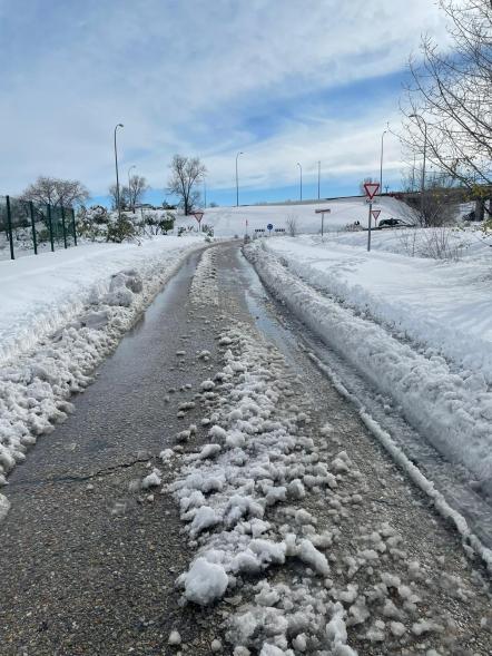 Paso abierto entre la nieve