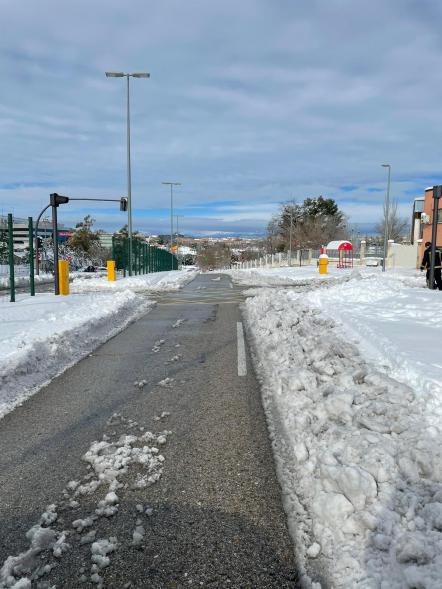 Paso abierto entre la nieve