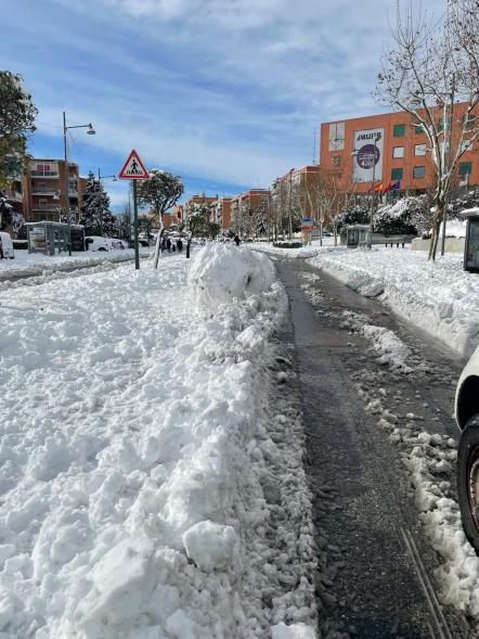 Paso abierto entre la nieve