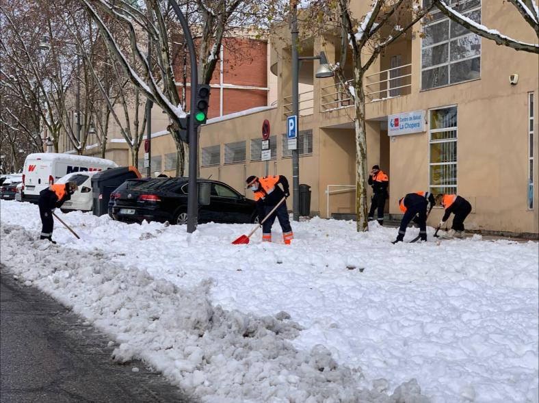 Protección civil paleando nieve