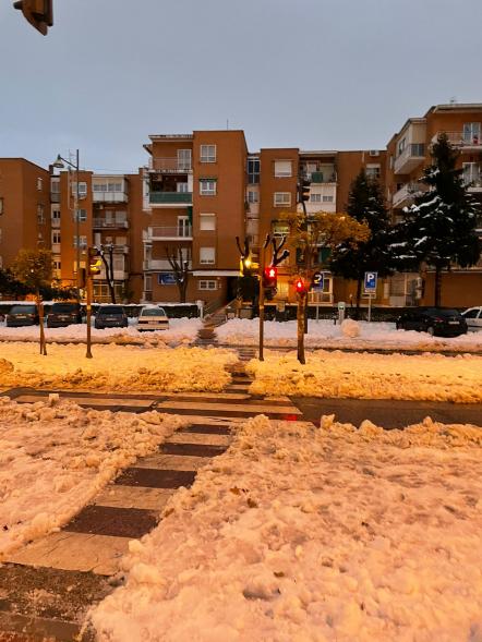 Paso abierto entre la nieve