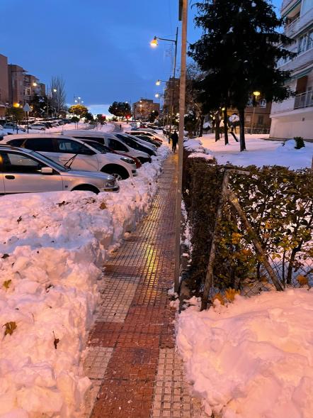 Paso abierto entre la nieve