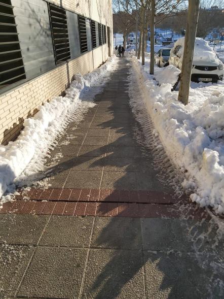 Paso abierto entre la nieve