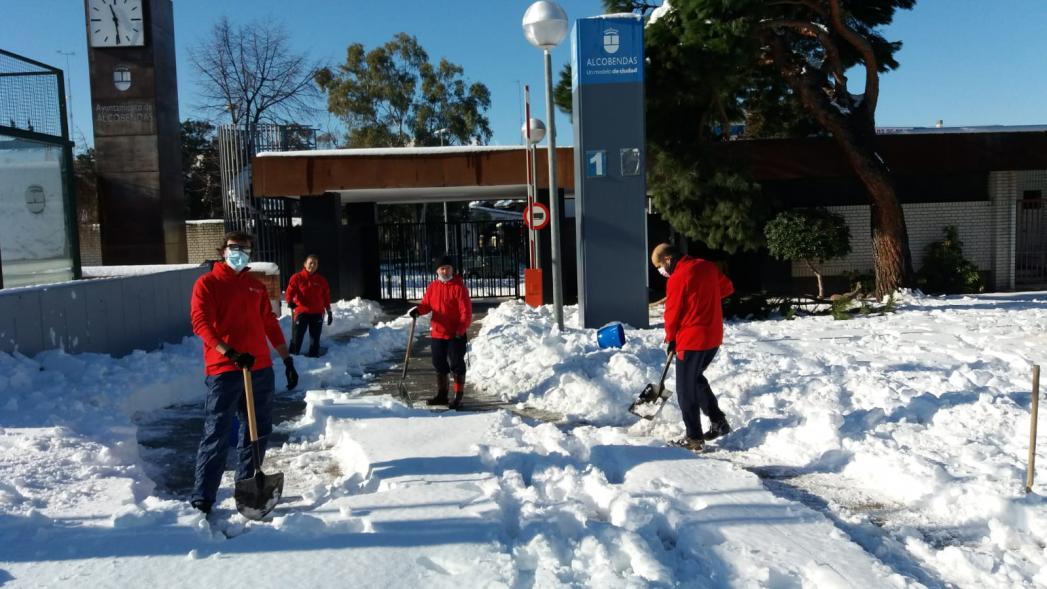 Operarios paleando las calles
