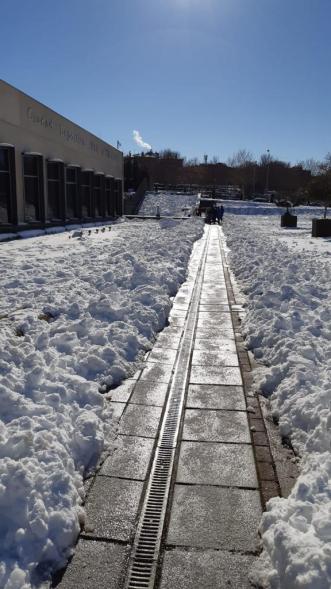 Paso abierto entre la nieve