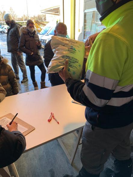 Recogida de sal para limpiar las calles