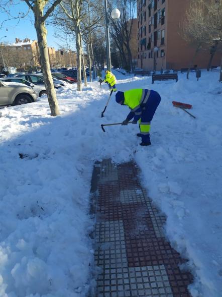 Paso abierto entre la nieve