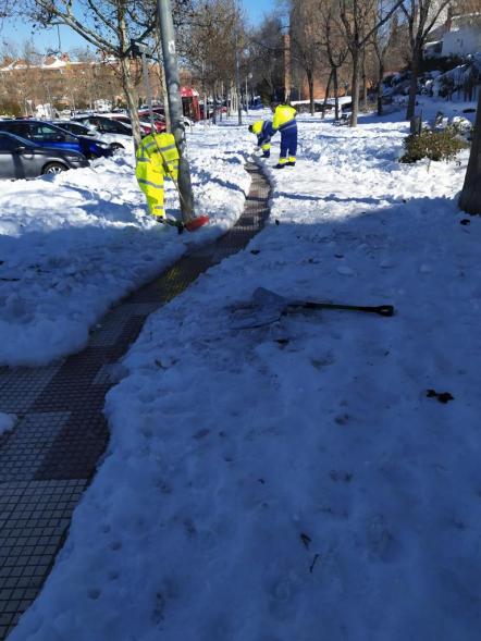 Paso abierto entre la nieve