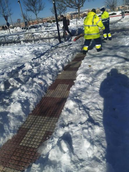 Paso abierto en la nieve