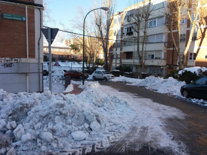 Paso abierto entre la nieve