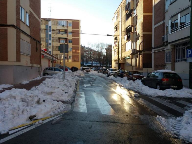 Paso abierto entre la nieve