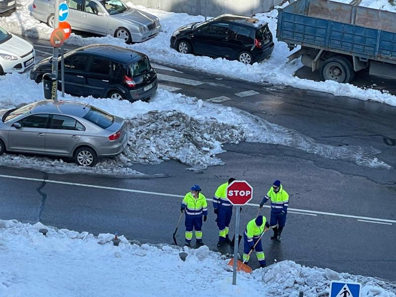 Operarios limpiando las calles