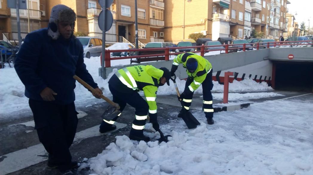 Operarios paleando las calles