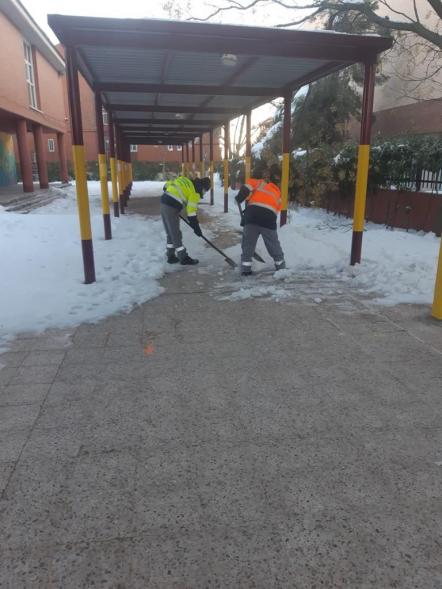 Operario paleando las calles