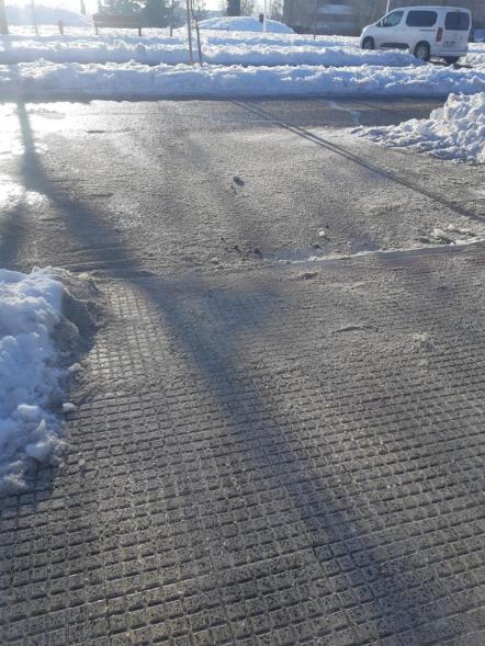 Paso abierto entre la nieve