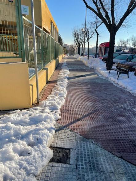 Paso abierto entre la nieve