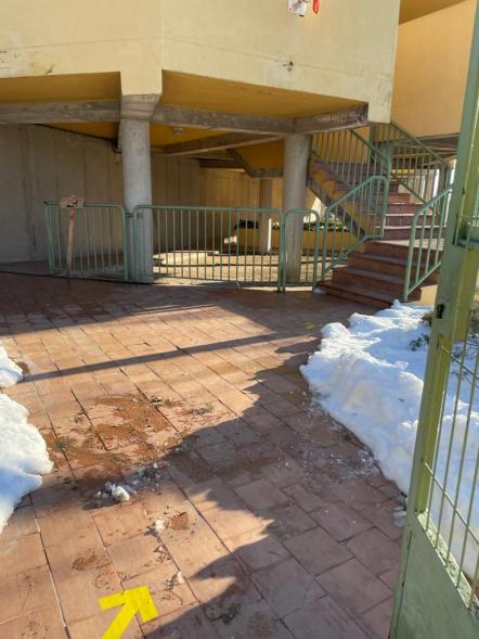 Paso abierto entre la nieve