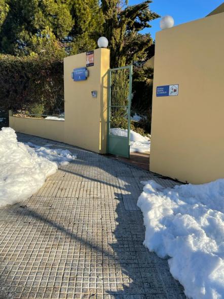 Paso abierto entre la nieve
