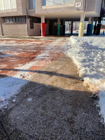 Patio de colegio medio limpio de nieve