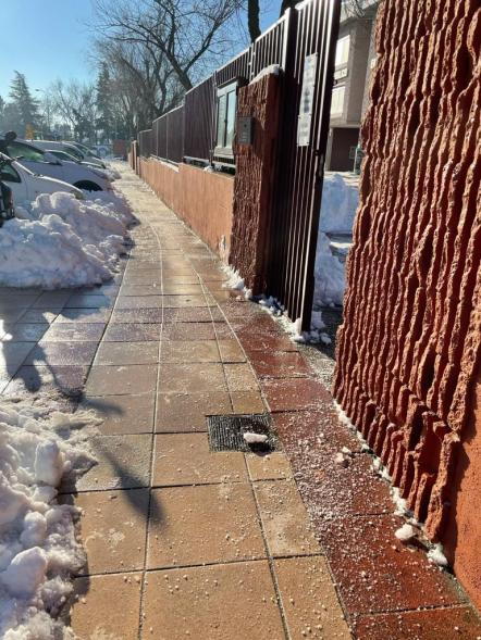Paso abierto entre la nieve