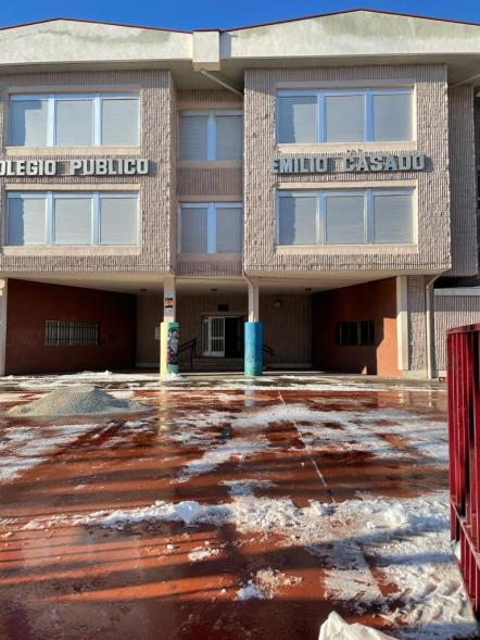 Colegio público Emilio Casado con el patio ya limpio
