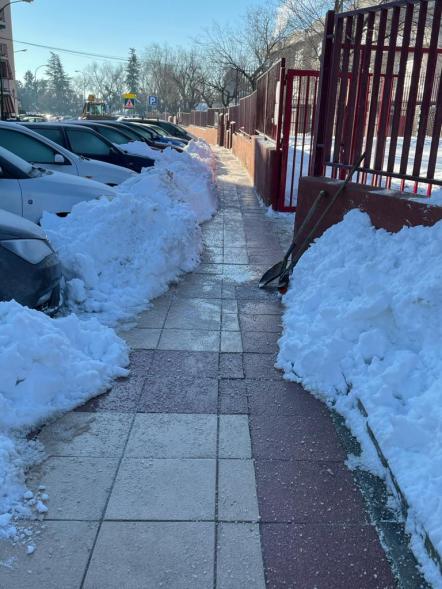 Paso abierto entre la nieve